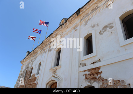 Drapeaux au sommet des capacités dans Castillo San Cristobal, San Juan Puerto Rico Banque D'Images