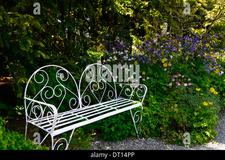 Fer forgé métal blanc banquette blanc mobilier jardin ombragé à l'ombre d''un coin salon patio border Banque D'Images