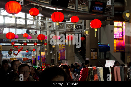 Lanternes rouge vif accrocher au-dessus de la foule lors des célébrations du Nouvel An chinois au marché à Vancouver (Canada). Banque D'Images