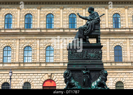 Statue de Maximillian Joseph, roi de Bavière, par la Residenz à Munich, Bavière, Allemagne Banque D'Images