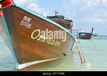 Bateau Longtail en mer, Koh Ngai, Koh Lanta, Thaïlande Banque D'Images