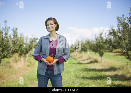 Woodstock, New York USA woman holding orange citrouille biologique ou de squash Banque D'Images