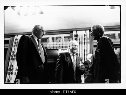 NELSON MANDELA ASSISTE À UNE RÉUNION DE L'UNIVERSITÉ WITS SON COURS DE DROIT. L'UNIVERSITÉ WITS 1996 Johannesburg AFRIQUE DU SUD PHOTO/JOHN Banque D'Images