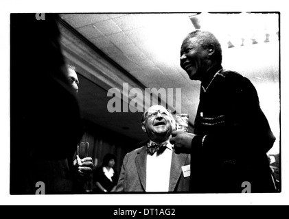 NELSON MANDELA ASSISTE À UNE RÉUNION DE L'UNIVERSITÉ WITS SON COURS DE DROIT. L'UNIVERSITÉ WITS 1996 Johannesburg AFRIQUE DU SUD PHOTO/JOHN Banque D'Images