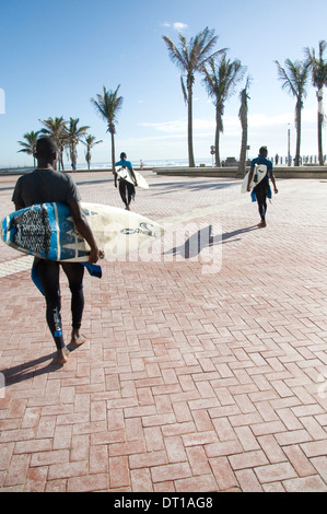Les ENFANTS DE LA RUE Les surfeurs. Senzo est l'un des nombreux enfants des rues de Durban, il a 14 ans et depuis un mois il apprend à Banque D'Images