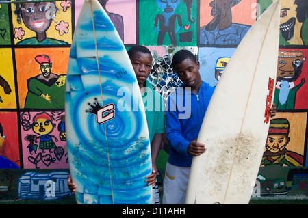 Les ENFANTS DE LA RUE Les surfeurs. Senzo est l'un des nombreux enfants des rues de Durban, il a 14 ans et depuis un mois il apprend à Banque D'Images