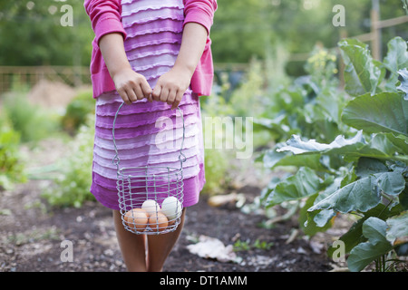 Woodstock, New York USA girl holding Panier en fil d'oeufs de poule Banque D'Images