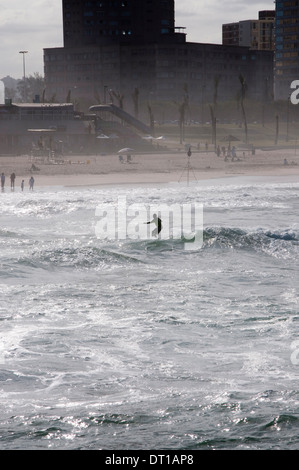 Les ENFANTS DE LA RUE Les surfeurs. Senzo est l'un des nombreux enfants des rues de Durban, il a 14 ans et depuis un mois il apprend à Banque D'Images
