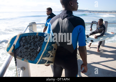 Les ENFANTS DE LA RUE Les surfeurs. Senzo est l'un des nombreux enfants des rues de Durban, il a 14 ans et depuis un mois il apprend à Banque D'Images
