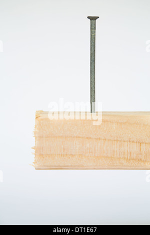 L'État de Washington USA metal nail dans le bloc de bois 2x4 la planche en bois Banque D'Images