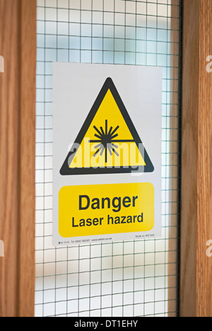 Gros plan du panneau danger laser sur le panneau intérieur de porte en verre Angleterre Royaume-Uni Grande-Bretagne Banque D'Images