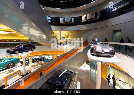 Mercedes-Benz concept cars au musée des beaux-arts de Stuttgart, Bavière, Allemagne F400 Carving V6 à partir de 2001 (Silver), C111 à partir de 1970 Banque D'Images