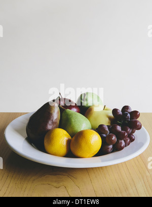 Assiette de fruits (mandarine rouge vert raisin poire Bartlett poires anjou pommes) Banque D'Images