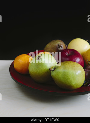 Assiette de fruits (mandarine rouge vert raisin poire Bartlett poires anjou pommes) Banque D'Images