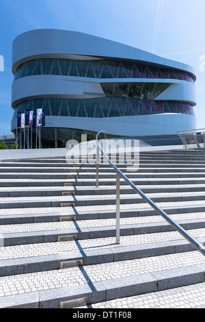 L'extérieur du musée Mercedes-Benz gallery de Mercedesstrasse à Stuttgart, Bavière, Allemagne Banque D'Images