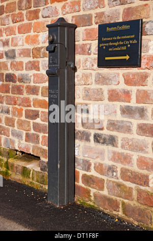 Gros plan sur l'approvisionnement en eau du robinet pour les utilisateurs de bateaux sur la rivière Ouse York North Yorkshire Angleterre Royaume-Uni GB Grande-Bretagne Banque D'Images