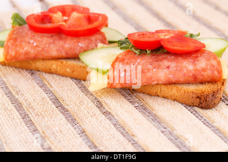 Sandwiches isolé sur fond de nattes de bambou. Banque D'Images