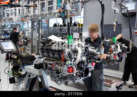 Moteur Mercedes-AMG à Affalterbach en usine de production, l'Allemagne - main-ingénieur femelle construit un M157 5,5L /V8 biturbo engine Banque D'Images