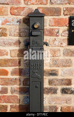 Gros plan sur l'approvisionnement en eau du robinet pour les utilisateurs de bateaux sur la rivière Ouse York North Yorkshire Angleterre Royaume-Uni GB Grande-Bretagne Banque D'Images