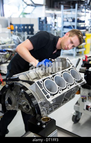 Moteur Mercedes-AMG à Affalterbach en usine de production, l'Allemagne - ingénieur vérifie le bloc moteur de 6,3 litres V8 Banque D'Images