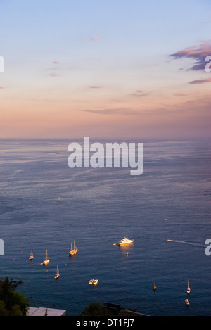 Bateaux au coucher du soleil sur la mer Ionienne, une partie de la mer Méditerranée, Taormina, sur la côte Est de la Sicile, Italie, Méditerranée, Europe Banque D'Images