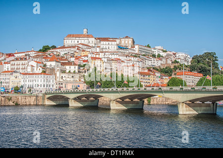 Vue de la vieille ville et l'Université sur la rivière Mondego, Coimbra, UNESCO World Heritage Site, Province de Beira, Portugal Banque D'Images