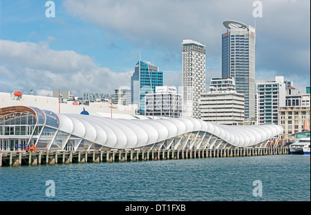 Le terminal de ferry d'Auckland et skyline, Auckland, île du Nord, Nouvelle-Zélande, Pacifique Banque D'Images