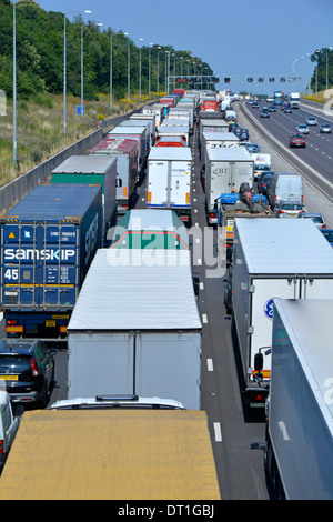 M25 à quatre voies d'autoroute et engorgée (principalement) les camions avec remorques articulés coincé dans la file d'attente à cause d'un accident Banque D'Images