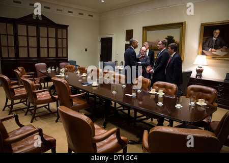 Le président américain Barack Obama parle avec des sénateurs démocrates à la suite d'une réunion avec les membres du Congrès sur la Loi sur les soins abordables dans la Roosevelt Room de la Maison Blanche le 6 novembre 2013 à Washington, DC. Comité permanent avec le Président, de gauche, sont : la Sénatrice Chris Coons, le sénateur Mark Udall, le sénateur Mark Warner, et le sénateur Mark Begich. Banque D'Images