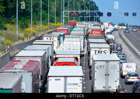 M25 à quatre voies d'autoroute et engorgée (principalement) les camions avec remorques articulés coincé dans la file d'attente à cause d'un accident Banque D'Images