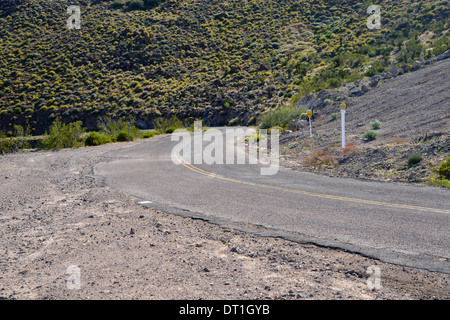 À vide, de la Sitgreaves Pass, s'étend dans la distance dans les montagnes près de Las Vegas, le long de la vieille route 66 en Arizona Banque D'Images