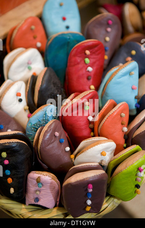 Chaussons en cuir marocain pour la vente au marché, Marrakech, Maroc, Afrique du Nord, Afrique Banque D'Images