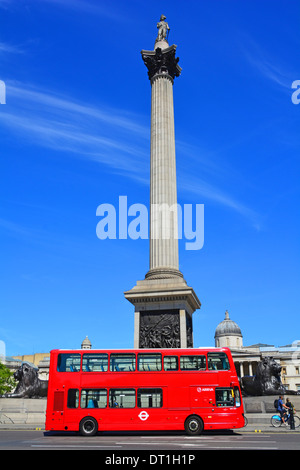 Iconic Red London arriva bus de transport public à impériale aucune publicité passant Nelsons colonne bleu ciel jour d'été Trafalgar Square Londres Angleterre Royaume-Uni Banque D'Images