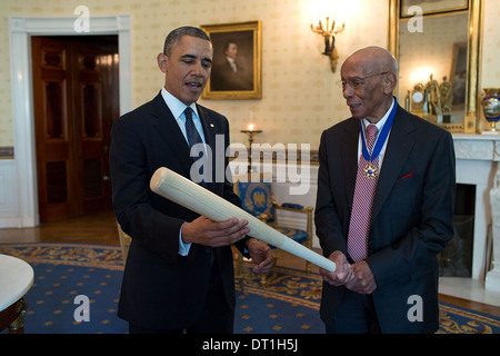 Le président américain Barack Obama parle avec légende de baseball, les banques d'Ernie 2013 Médaille présidentielle de la liberté des lauréats dans la salle bleue de la Maison Blanche le 20 novembre 2013 à Washington, DC. Banque D'Images