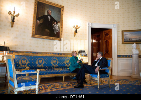 Le président américain Barack Obama parle avec l'ancien secrétaire d'Etat Hillary Rodham Clinton dans la salle bleue de la Maison Blanche à la suite de la Médaille présidentielle de la liberté 2013 Novembre 20, 2013 cérémonie à Washington, DC. Banque D'Images