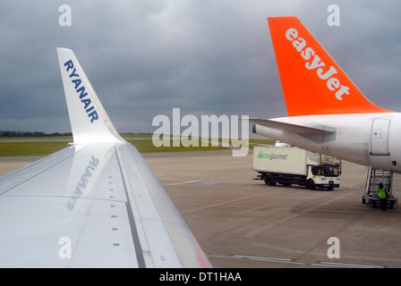 Avions Ryanair et Easyjet sur le stand à l'aéroport Banque D'Images