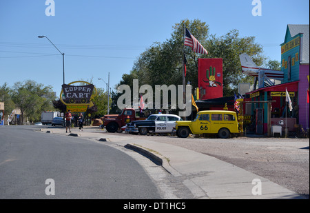 Classic voitures garées à l'extérieur de l'historique Route 66 attractions touristiques dans Seligman, Arizona. Voiture de police, Jeepster, camion Banque D'Images