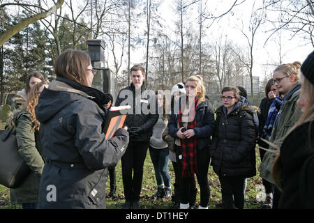 Auschwitz-Birkenau,Pologne,5 février 2014 Étudiants,écouté parle du cimetière juif de crédit Auschwit : Keith Larby/Alamy Live News Banque D'Images