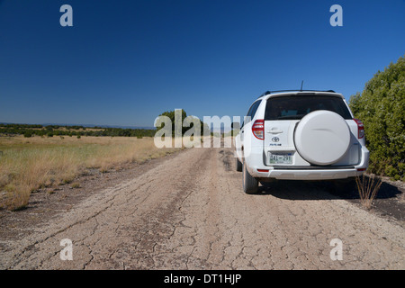 Toyota RAV4 boueux 4x sur la vieille Route 66 quitte le tarmac derrière, une ancienne section du béton en Arizona Banque D'Images