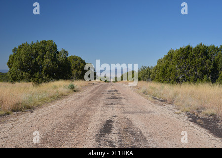 La vieille Route 66 quitte le tarmac derrière, une ancienne section du béton en Arizona Banque D'Images