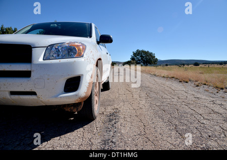 Une Toyota RAV4 4x4 sur la vieille Route 66 quitte le tarmac derrière, une ancienne section du béton en Arizona Banque D'Images