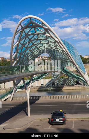 Peace Bridge (Pont de la paix) sur la rivière Kura, Tbilissi, Géorgie, Caucase, Asie centrale, Asie Banque D'Images