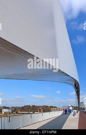 Maastricht Limburg claire portée Hoge Brug (pont haut aussi Hoeg Brögk) piétons et cyclistes seulement Rivière Meuse dans le paysage urbain d'été pays-Bas UE Banque D'Images