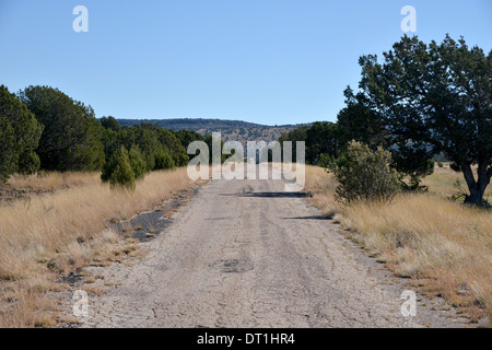 La vieille Route 66 quitte le tarmac derrière, une ancienne section du béton en Arizona Banque D'Images