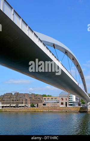 Maastricht Limburg claire portée Hoge Brug (pont haut aussi Hoeg Brögk) piétons et cyclistes pont sur la Meuse au paysage urbain pays-Bas UE Banque D'Images