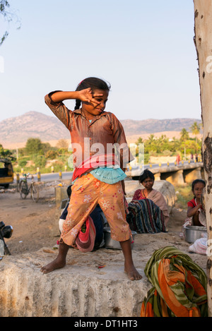 Heureux les pauvres basse caste indienne debout sur un rocher présentant à un marché indien. L'Andhra Pradesh, Inde Banque D'Images