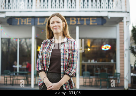 Un café-restaurant et café à High Falls appelé la dernière bouchée une femme debout à l'extérieur d'un café de la rue haute Banque D'Images