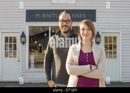 Un homme et femme debout à l'extérieur d'un pignon sur une rue un couple de l'exécution d'une antique shop Banque D'Images