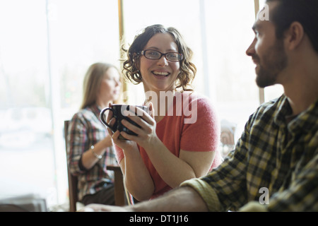 Un café-restaurant et café à High Falls appelé la dernière bouchée deux trois personnes au premier plan de parler Banque D'Images