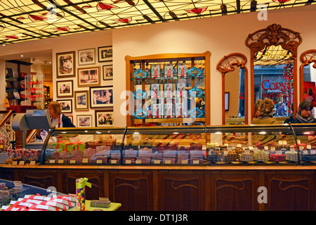 Intérieur de la boutique de chocolats dans la galerie marchande des Galeries Royales Saint Hubert Bruxelles Belgique Europe UE Banque D'Images